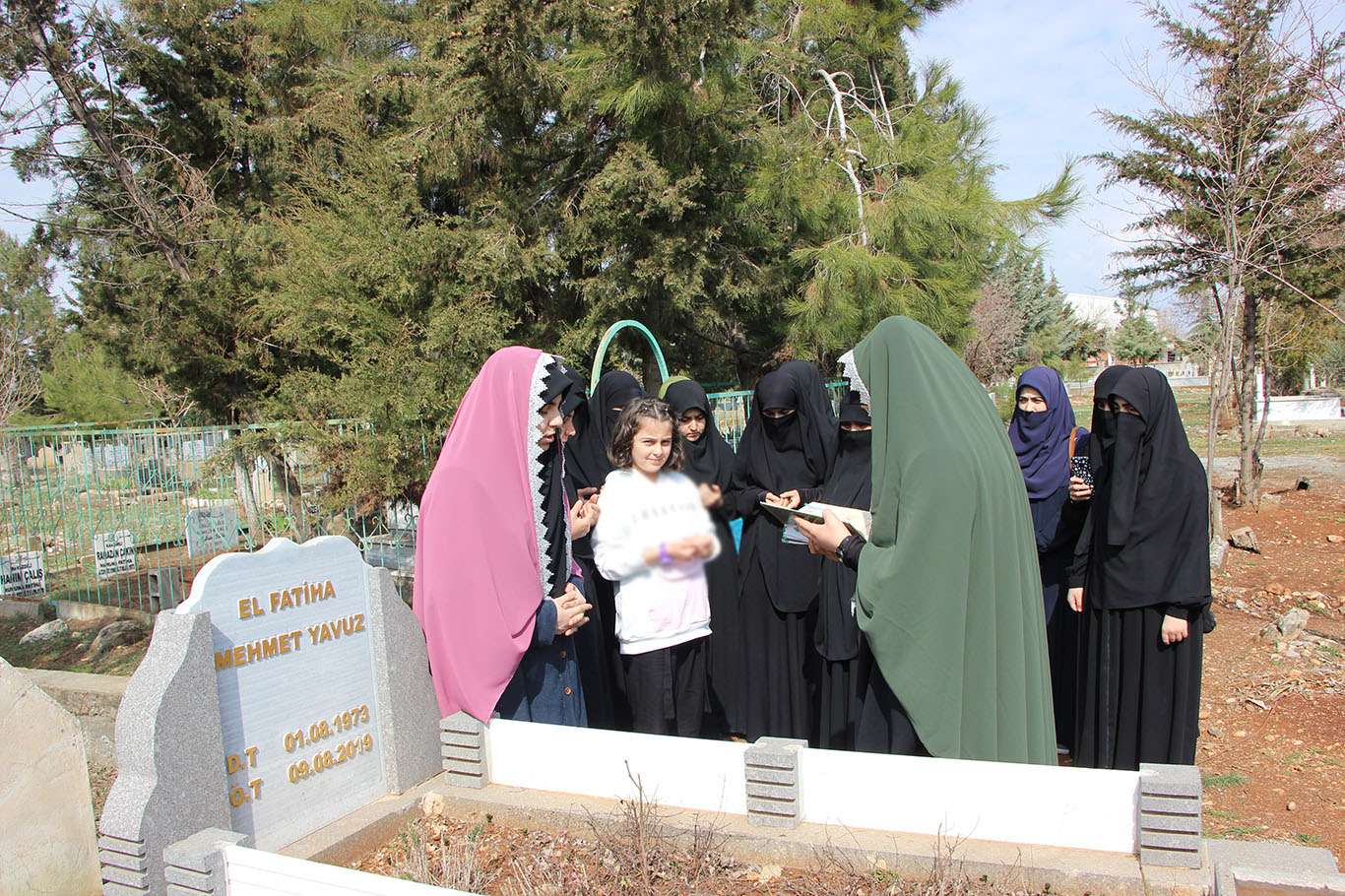 Mehmet Yavuz'un kızı babasının vasiyetini kabri başında yerine getirdi Mehmet Yavuz'un kızı babasının vasiyetini kabri başında yerine getirdi
